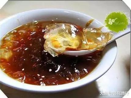 凉宵是用米做的,就像白色的小虾米,然后加上红糖水,木瓜乌梅水,再在
